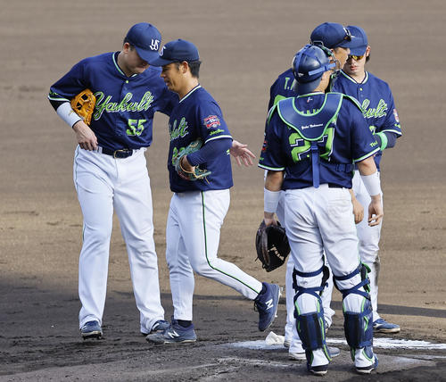阪神対ヤクルト　6回裏阪神無死一、二塁、降板する小川（左から2人目）（撮影・藤尾明華）