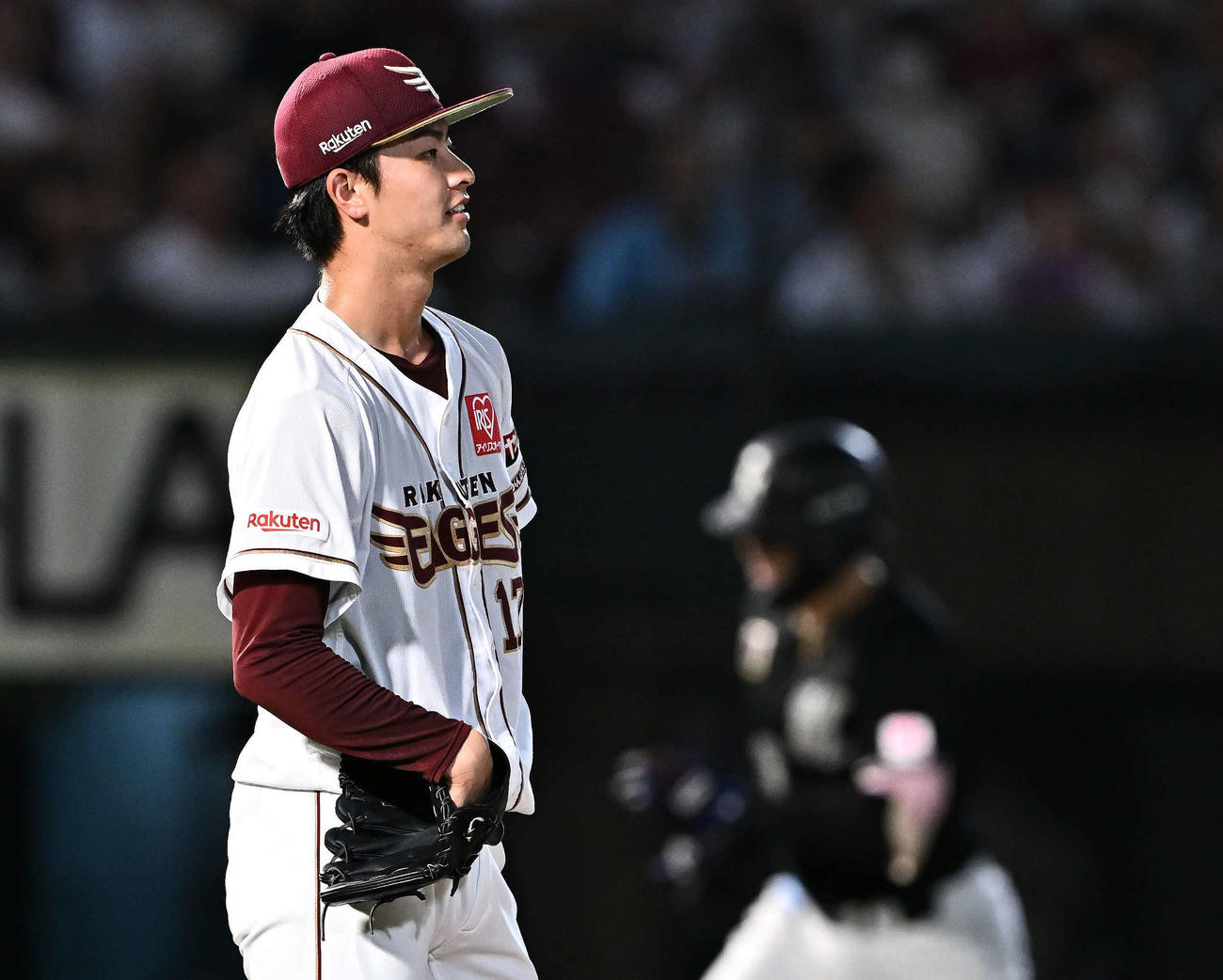 楽天対ロッテ　4回表ロッテ1死、ソト（後方）にソロ本塁打を許す古謝（撮影・滝沢徹郎）