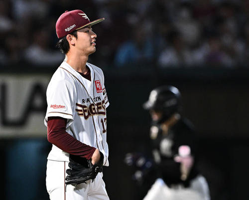楽天対ロッテ　4回表ロッテ1死、ソト（後方）にソロ本塁打を許す古謝（撮影・滝沢徹郎）