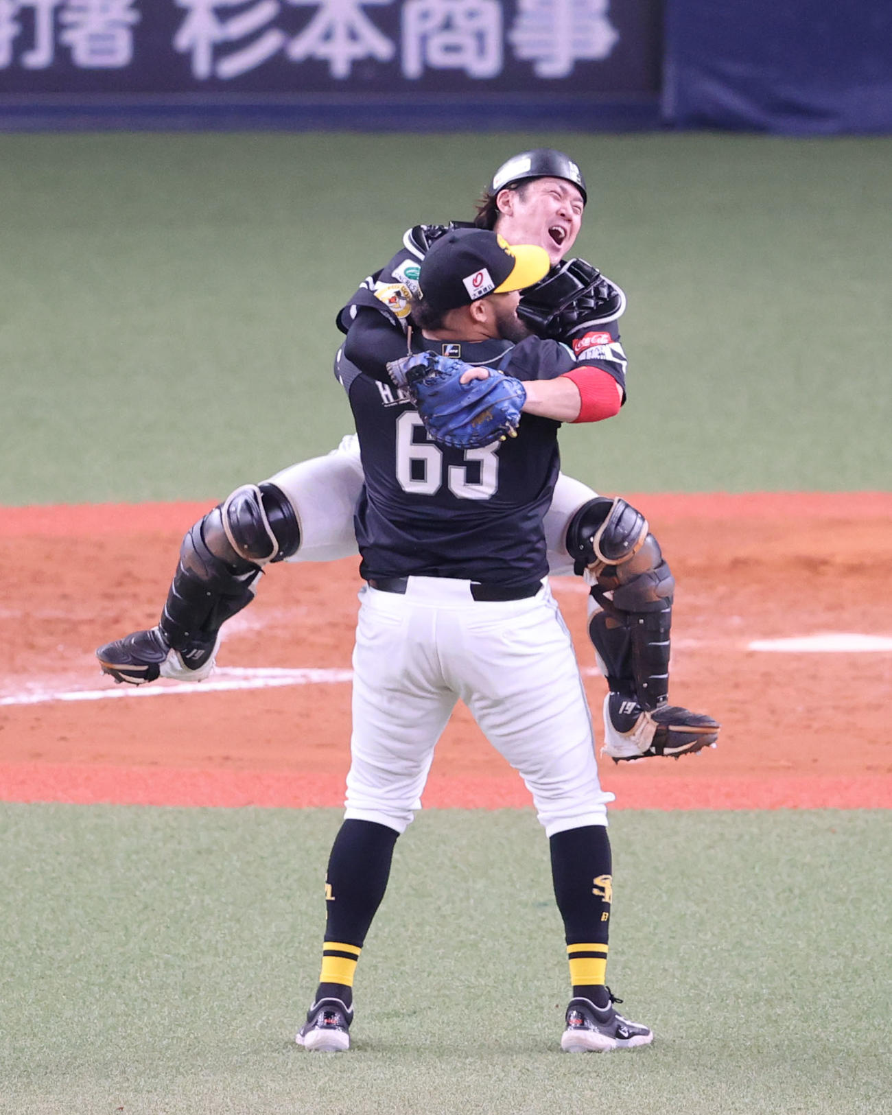 オリックス対ソフトバンク　リーグ優勝を飾ったソフトバンクナインは歓喜の表情（撮影・梅根麻紀）
