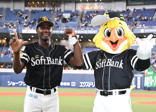 オリックス対ソフトバンク　ヒーローインタビューを終えてポーズを決めるソフトバンクのモイネロ（2024年9月14日撮影）