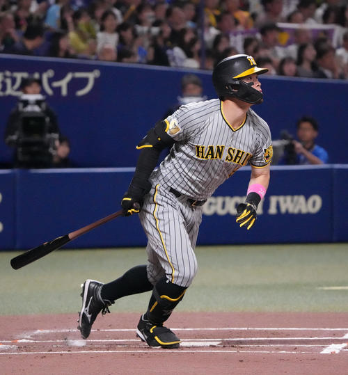 中日対阪神　2回表阪神1死、右二塁打を放つ佐藤輝（撮影・森本幸一）