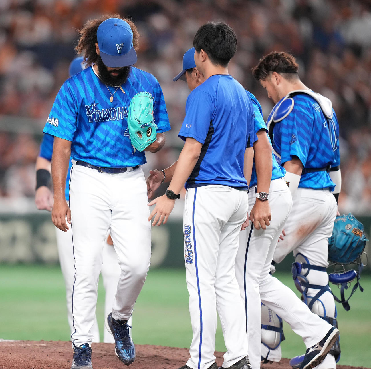 巨人対DeNA 6回裏、降板するDeNAジャクソン（左）（撮影・鈴木みどり）