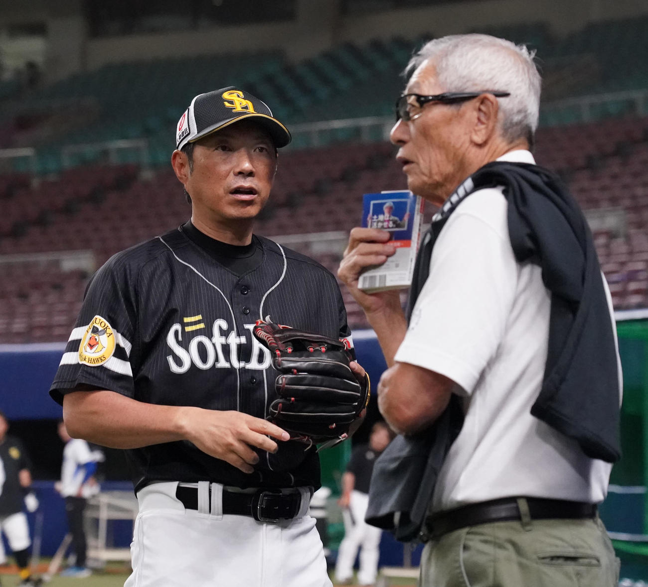 権藤博氏と言葉を交わす小久保裕紀監督（2024年6月4日）