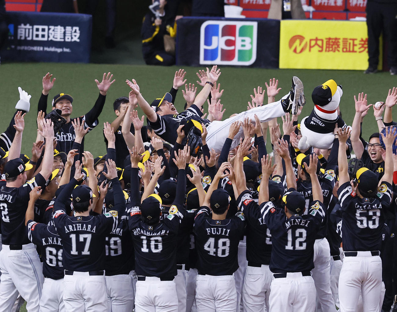 オリックス対ソフトバンク　リーグ優勝を決め、胴上げされるソフトバンク小久保監督（撮影・藤尾明華）