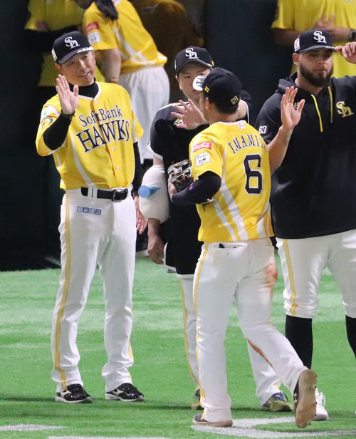 ソフトバンク対オリックス　オリックスに勝利し今宮（手前）を出迎える小久保監督（2024年7月28日）
