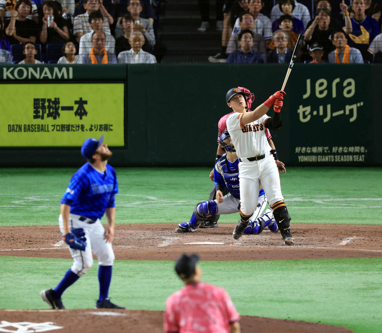 巨人対DeNA 5回裏巨人1死一塁、岡本和は2点本塁打を放つ。投手ケイ（撮影・浅見桂子）