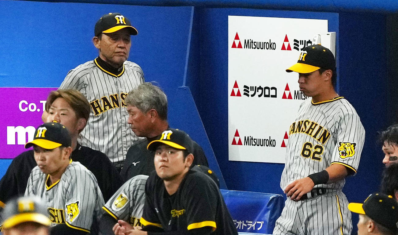 DeNA対阪神　DeNAに敗れベンチを後にする阪神岡田監督（左から3人目）（撮影・横山健太）
