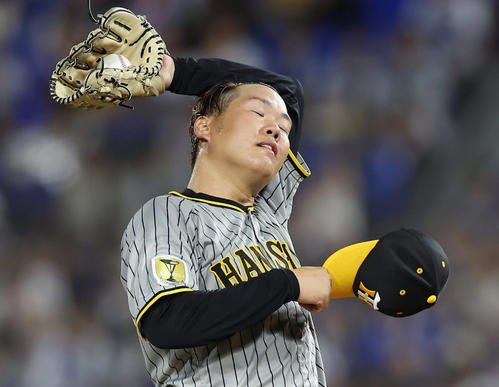 DeNA対阪神　2回裏DeNA無死満塁、伊藤に2点適時打を浴び、汗をぬぐう西勇（撮影・前田充）