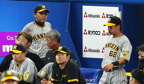 DeNA対阪神　DeNAに敗れベンチを後にする阪神岡田監督（左から3人目）（撮影・横山健太）