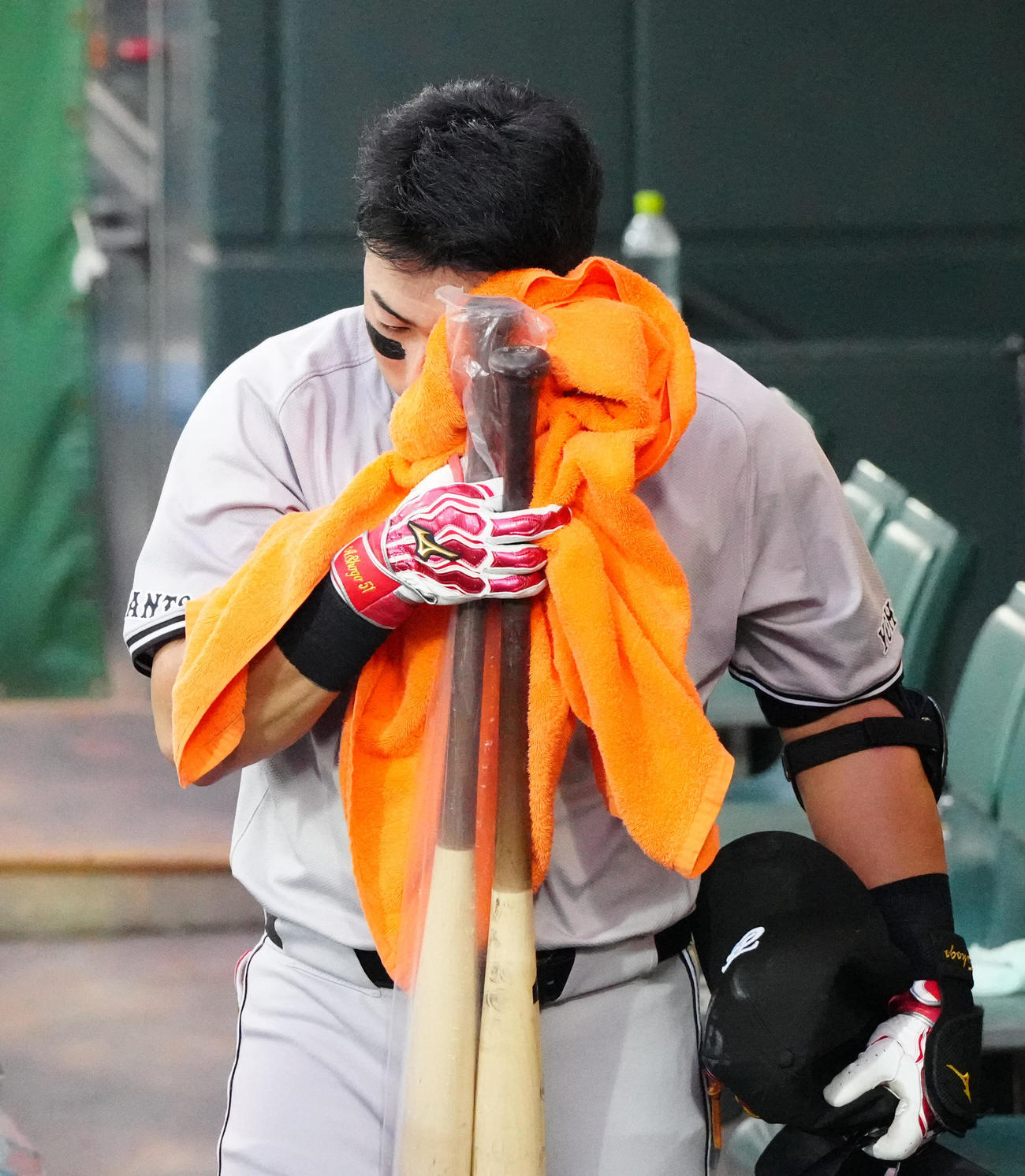 広島対巨人　試合後、涙をぬぐいながらベンチから引き揚げる巨人浅野（撮影・江口和貴）