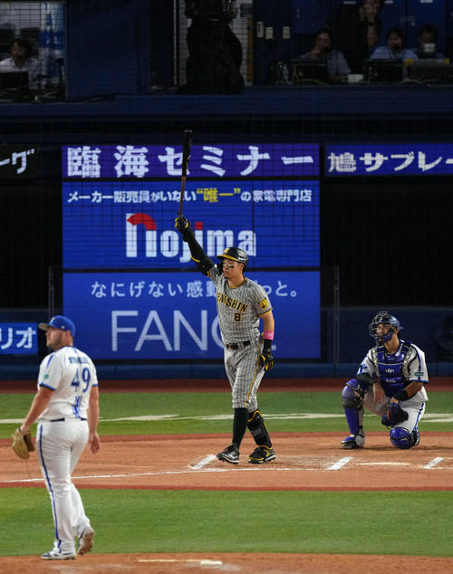 DeNA対阪神　10回表阪神1死、右越えソロ本塁打を放ちバット突き上げる佐藤輝。投手ウェンデルケン（撮影・横山健太）