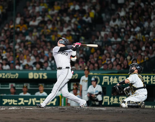 阪神対巨人　6回表巨人1死満塁、二飛に倒れる坂本（撮影・江口和貴）