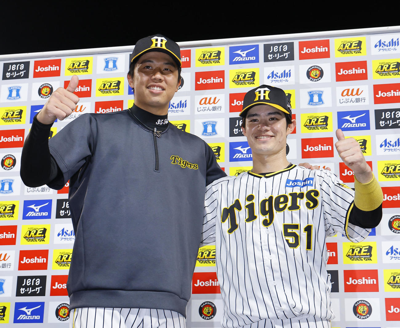 阪神対巨人　お立ち台で笑顔を見せる阪神才木（左）と中野（撮影・藤尾明華）