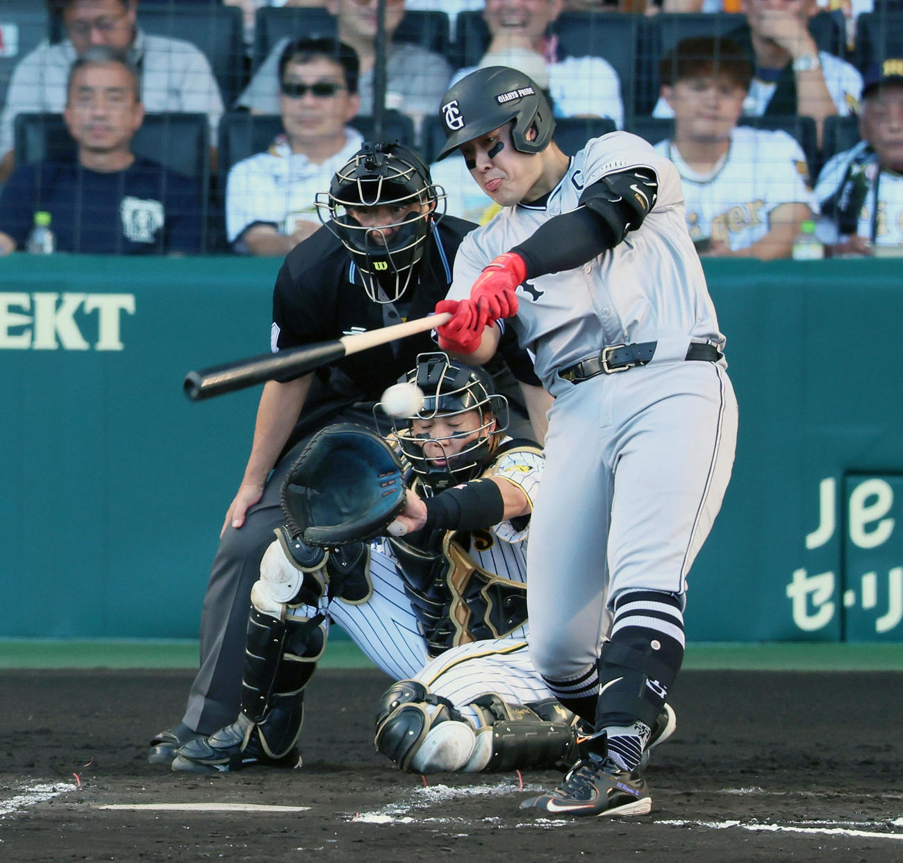 阪神対巨人　7回表巨人無死一塁、岡本和は左前打を放つ（撮影・加藤哉）