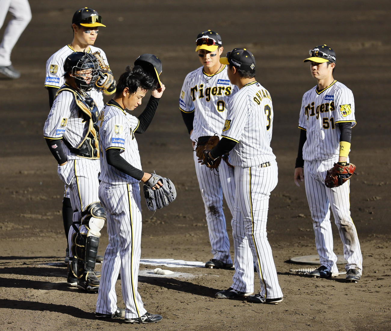 阪神対巨人　7回表巨人無死一、二塁、交代を告げられうつむく高橋（左から3人目）（撮影・藤尾明華）