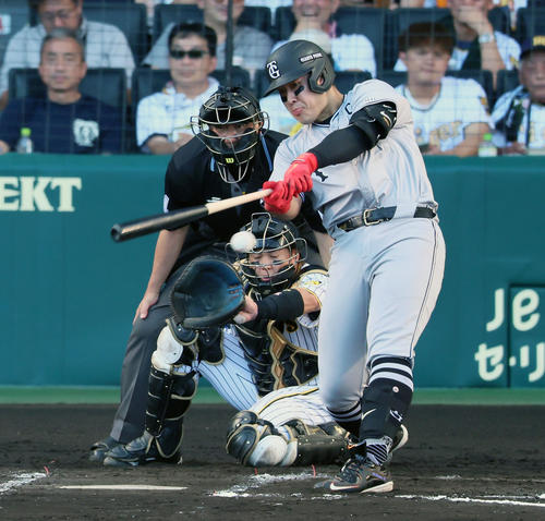 阪神対巨人　7回表巨人無死一塁、岡本和は左前打を放つ（撮影・加藤哉）