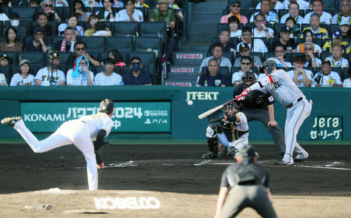 阪神対巨人　7回表巨人無死一、三塁、代打坂本は右前適時打を放つ。投手高橋（撮影・加藤哉）