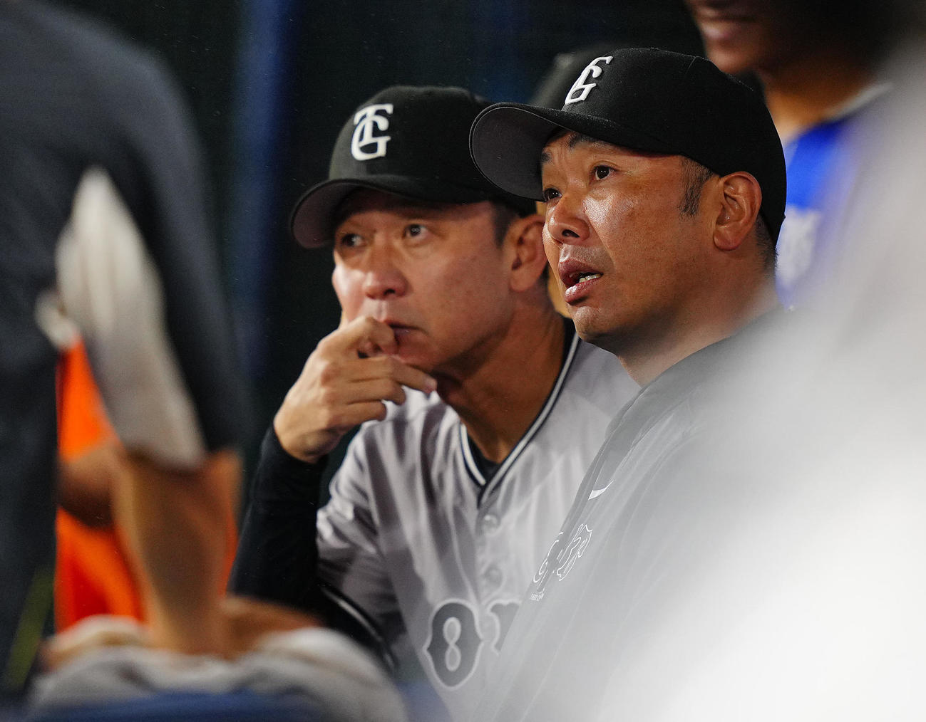 DeNA対巨人　6回を終え無得点の巨人阿部監督（右）は厳しい表情で二岡ヘッドコーチと言葉を交わす（撮影・垰建太）