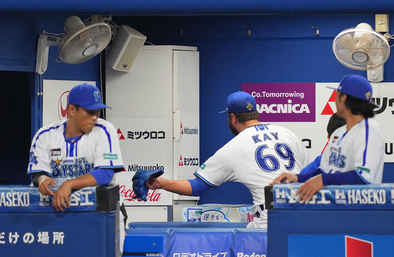 DeNA対巨人　2回表巨人2死一、三塁、降板を告げられたDeNA先発のケイ（中央）はベンチで怒りのあまりグラブを投げつける（撮影・垰建太）