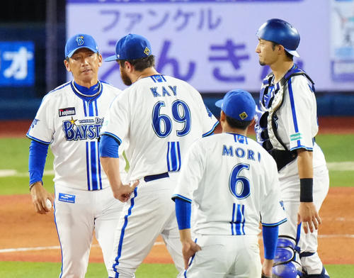 DeNA対巨人　2回表途中、DeNA先発ケイ（左から2人目）の降板でマウンドに向かった三浦監督（左端）（撮影・江口和貴）