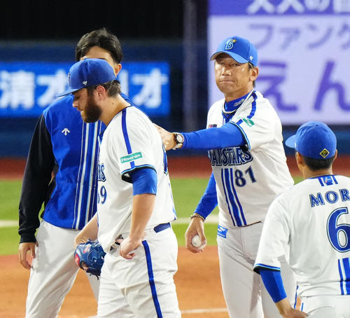 DeNA対巨人　2回表途中、降板するDeNA先発ケイ（中央左）に手を添える三浦監督（撮影・江口和貴）