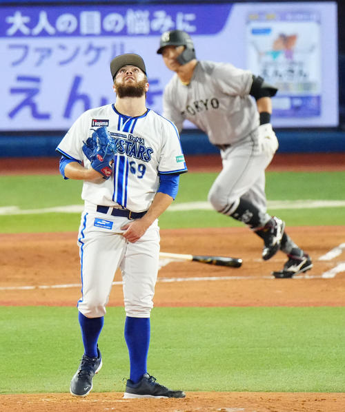 DeNA対巨人　2回表巨人2死満塁、長野（後方）に2点適時打を浴びるケイ（撮影・江口和貴）
