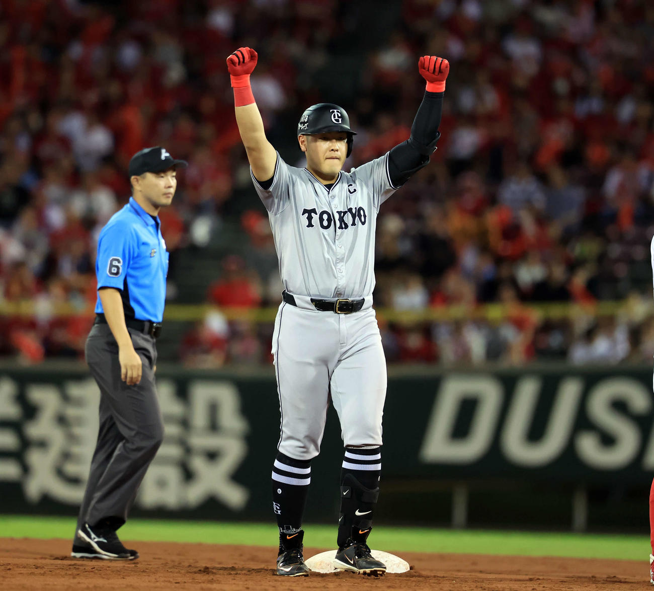 広島対巨人　7回表巨人1死一、三塁、岡本和は適時二塁打を放ち両手を突き上げバンザイ（撮影・浅見桂子）