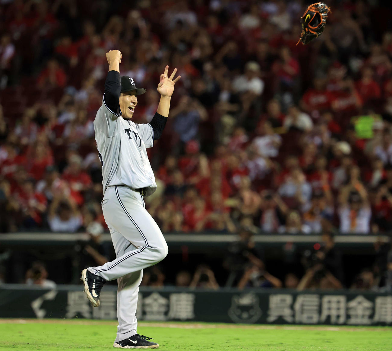 広島対巨人　優勝を決め、グラブを投げて歓喜する巨人大勢（撮影・浅見桂子）