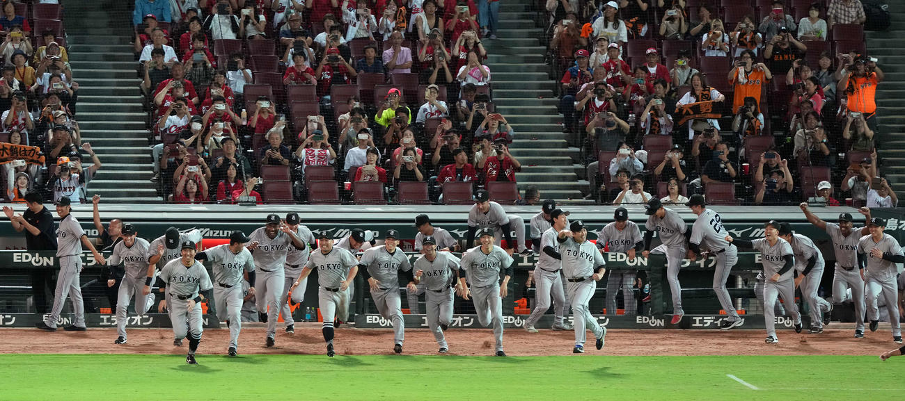 広島対巨人　リーグ優勝を飾り喜びを爆発される巨人ナイン（撮影・たえ見朱実）