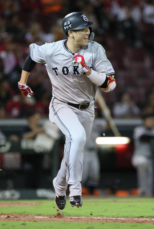 広島対阪神　9回表巨人1死二、三塁、坂本は適時打を放つ（撮影・加藤孝規）
