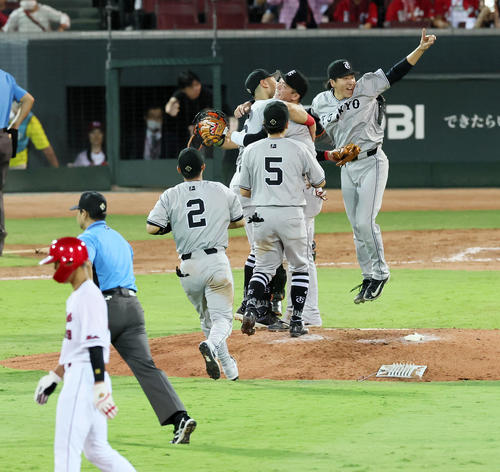 広島対巨人　広島に勝利してリーグ優勝を決め抱き合う大勢ら巨人ナイン（撮影・加藤哉）