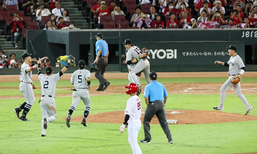 広島対巨人　広島に勝利してリーグ優勝を決めグラウンドで小林と抱き合う大勢（撮影・加藤哉）