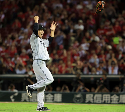 広島対巨人　優勝を決め、グラブを投げて歓喜する巨人大勢（撮影・浅見桂子）