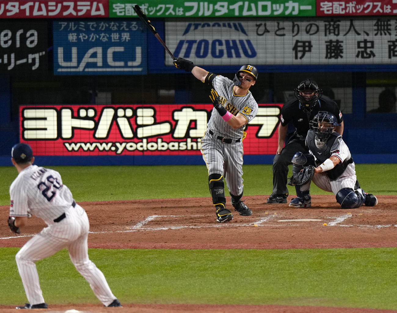 ヤクルト対阪神　9回表阪神2死、三振に倒れる佐藤輝。投手木沢（撮影・横山健太）
