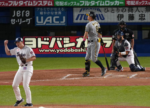 ヤクルト対阪神　9回表阪神2死、三振に倒れる佐藤輝。投手木沢（撮影・横山健太）