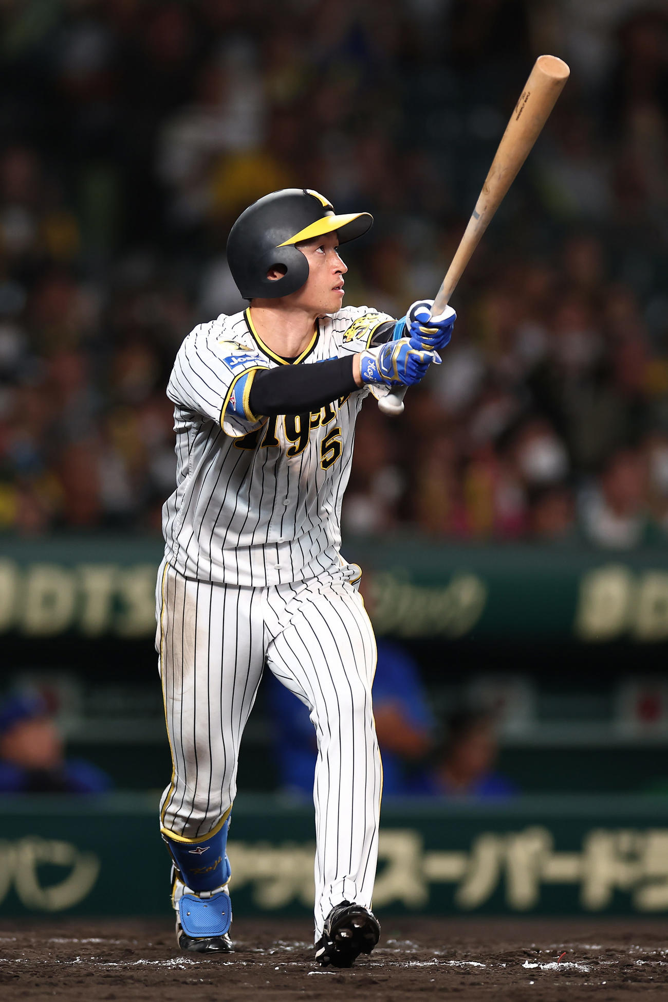 阪神対DeNA 7回裏阪神無死一、三塁、中犠飛を放つ近本（撮影・前田充）