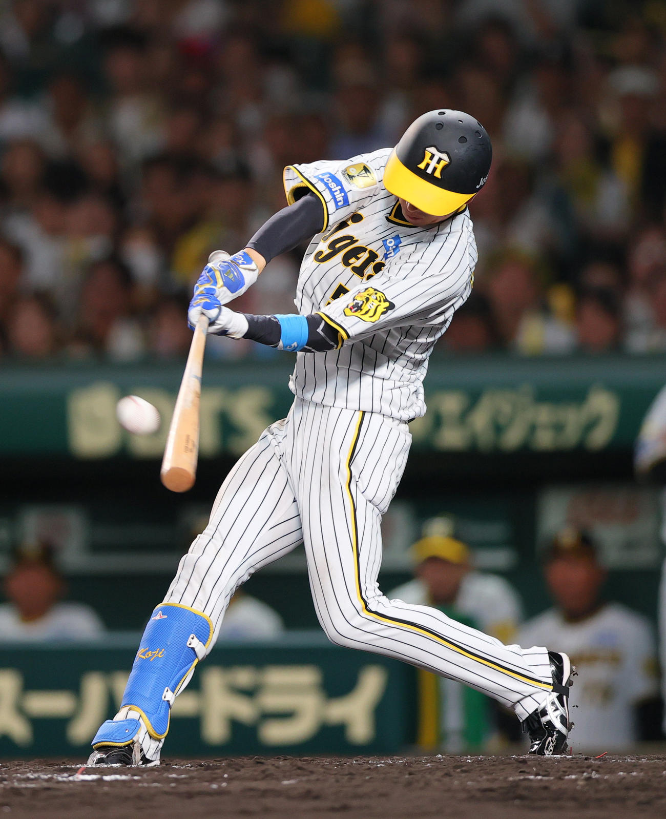 阪神対DeNA 7回裏阪神無死一、三塁、近本は中飛を放ち犠飛とする（撮影・上山淳一）