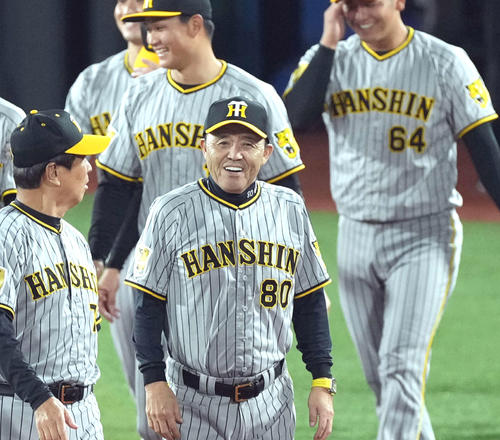 DeNA対阪神　最終戦を終え笑顔を見せる阪神岡田監督（撮影・たえ見朱実）