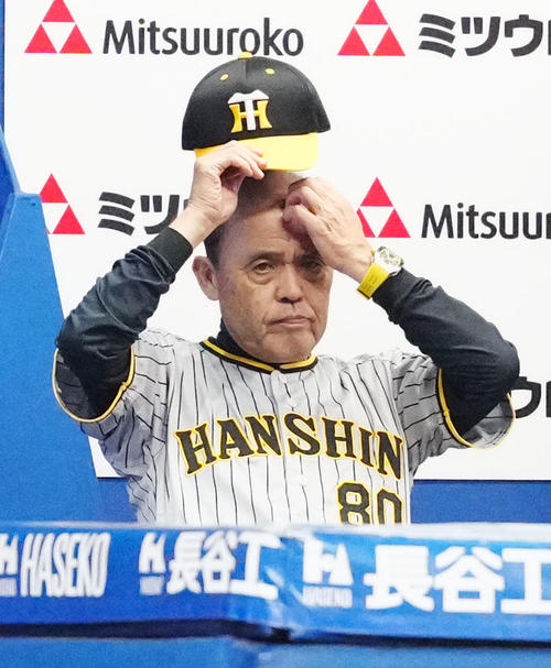 DeNA対阪神　7回裏開始をベンチで待つ阪神岡田監督（撮影・江口和貴）