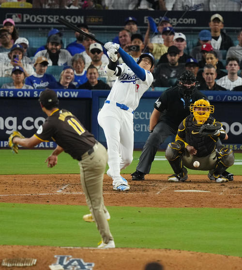 ドジャース対パドレス　6回裏ドジャース無死、投ゴロに倒れる大谷。投手ダルビッシュ（撮影・菅敏）