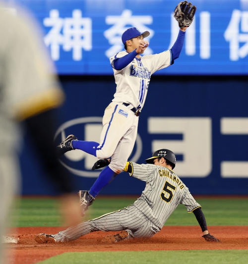 DeNA対阪神　6回表阪神無死一塁、一塁走者近本光司は二塁盗塁を決める。野手森敬斗（2024年10月3日撮影）