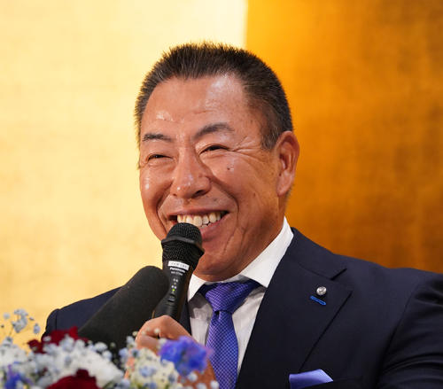 1軍監督就任を受諾し会見中、明るい表情を見せる井上監督（撮影・森本幸一）