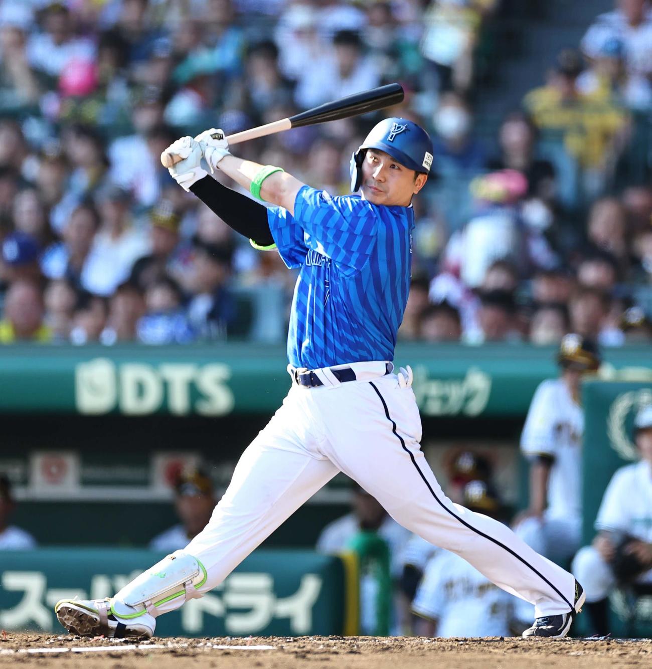 阪神対DeNA 3回表DeNA無死一塁、佐野は二塁打を放つ（撮影・上田博志）