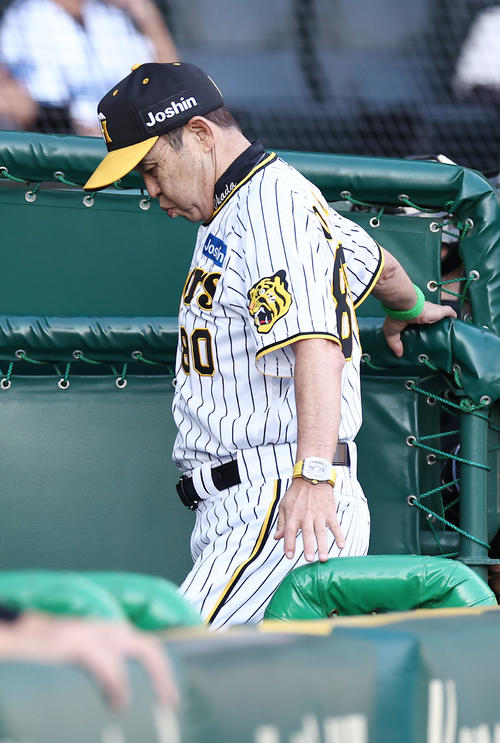 阪神対DeNA 7回表DeNA1死一、三塁、投手交代を告げベンチへ戻る岡田監督（撮影・前田充）
