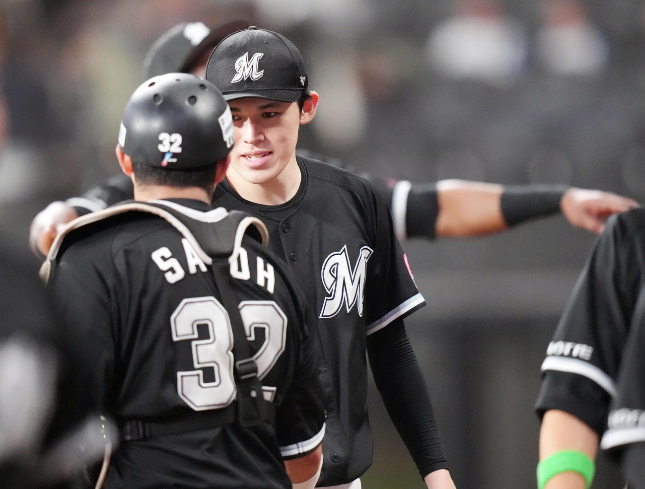 日本ハム対ロッテ　試合後、ロッテ佐藤（手前）と喜び合う佐々木（撮影・狩俣裕三）