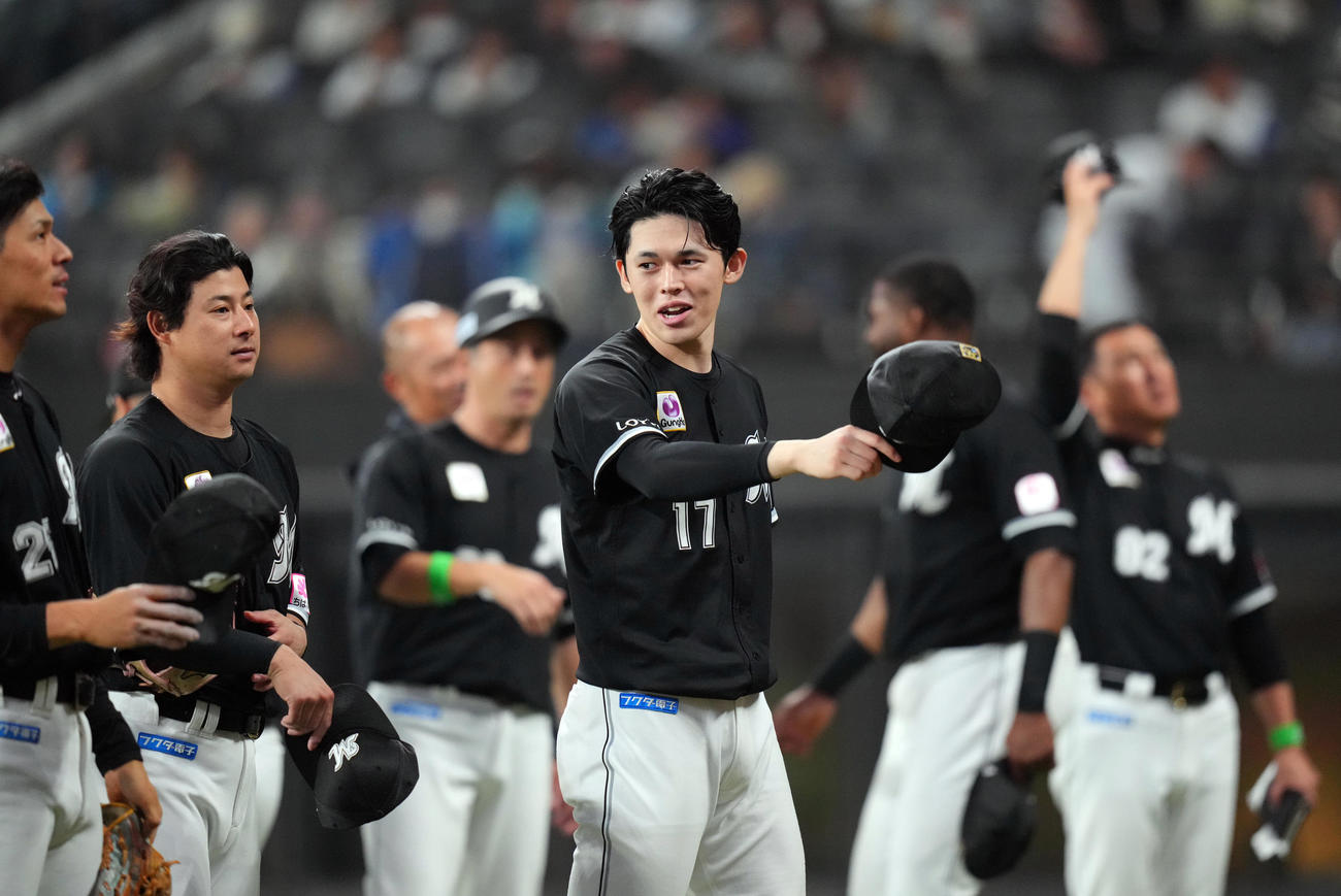 日本ハム対ロッテ　試合後、客席上段にいるロッテファンにあいさつする佐々木（撮影・狩俣裕三）