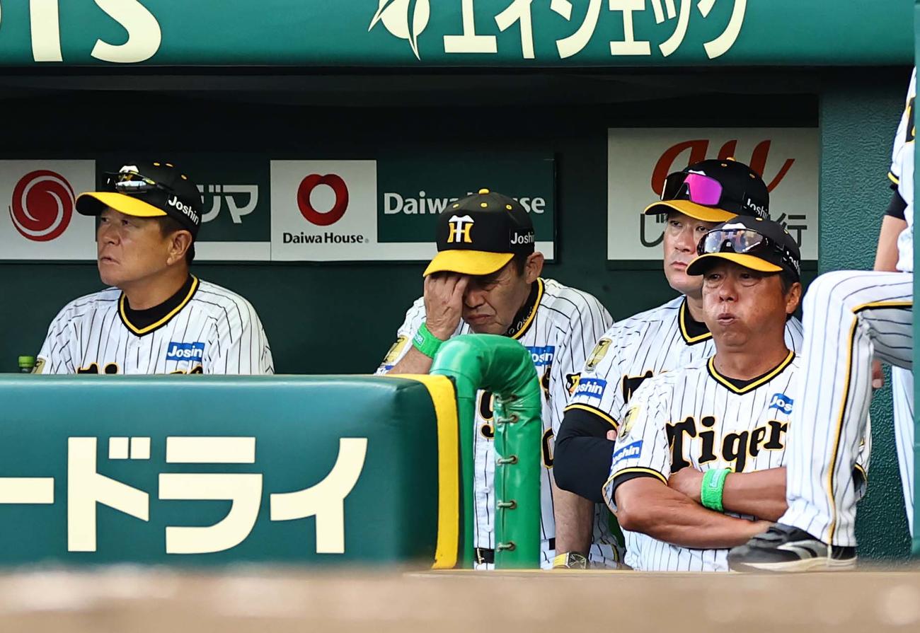 阪神対DeNA　ベンチで厳しい表情を見せる岡田監督（中央）ら（撮影・上田博志）