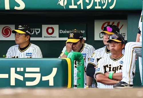 阪神対DeNA　ベンチで厳しい表情を見せる岡田監督（中央）ら（撮影・上田博志）