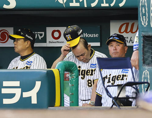 阪神対DeNA 8回、ベンチで険しい表情を見せる阪神岡田監督(中央)(撮影・藤尾明華)